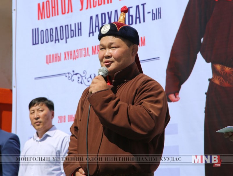 Улсын начин Ш.Дарханбат 150 хүүхдэд хичээлийн хэрэгсэл бэлэглэв