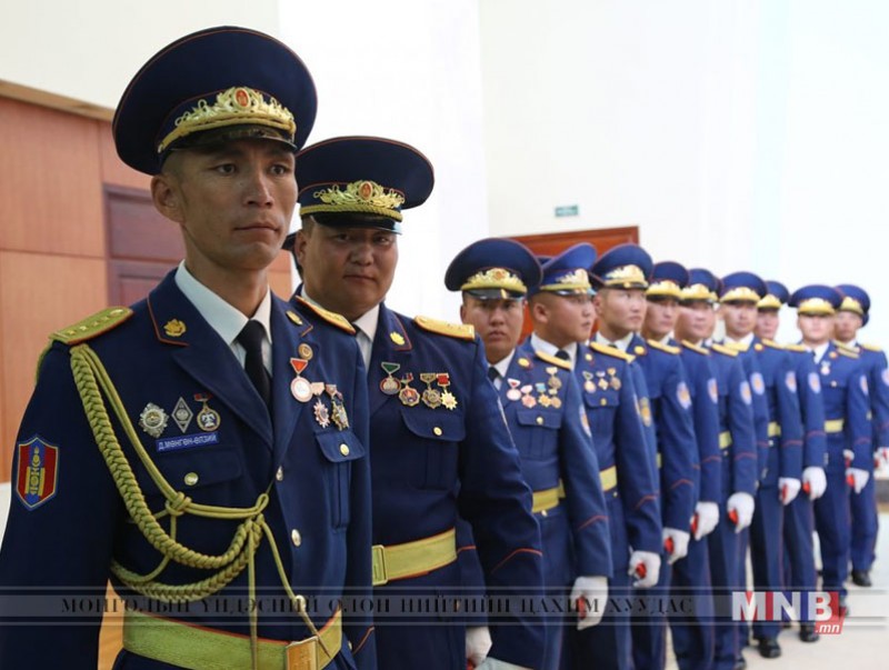 Онцгой байдлын албаны алба хаагчдыг Төрийн одон медалиар шагналаа