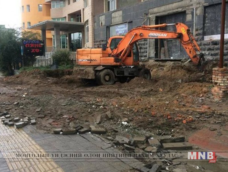 Нийтийн эзэмшлийн талбайд газар шорооны ажил хийж байсныг зогсоолоо