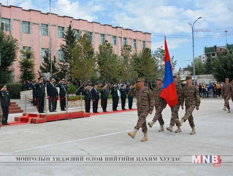 Цэнхэр дуулгатнууд жанжин туганд хүндэтгэл үзүүллээ