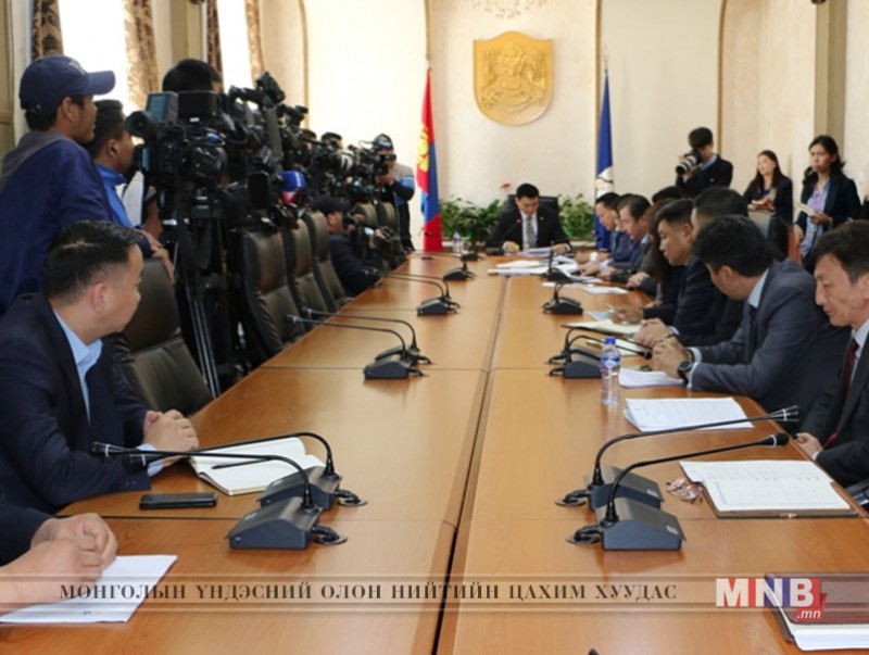 Төрийн байгууллагын гаднах зогсоолоор иргэд үйлчлүүлэх боломж бүрдүүлэх ёстой гэв