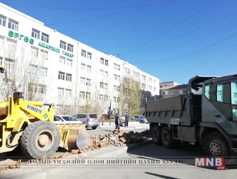 Өргөө амаржих газрын урд талын авто замын дагуух явган хүний замыг чөлөөлж байна
