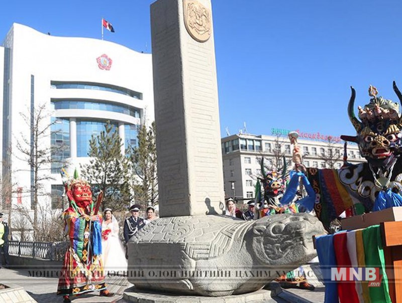 Нийслэлийн анхны шав тавьсан “Мэлхийт хөшөө”-нд хүндэтгэл үзүүллээ