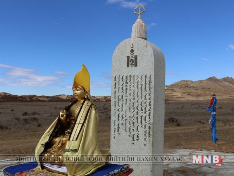 Нийслэлийн удирдлагууд “Ширээ цагаан нуур”-ын гэрэлт хөшөөнд хүндэтгэл үзүүллээ