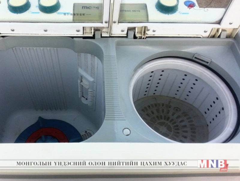 Гурван настай охин угаалгын машин дотор гацжээ