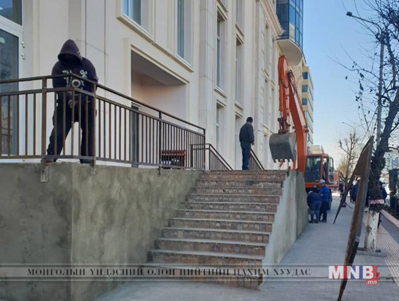 Явган хүний зам руу оруулж барьсан шатыг албадан буулгаж байна