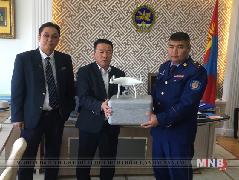 Онцгой байдлын газарт нисэх төхөөрөмж хандивлалаа