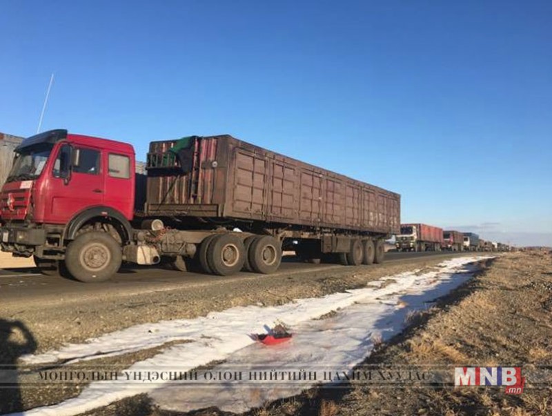 Гашуунсухайтын авто замын эсрэг чиглэлийн хөдөлгөөнийг түр хаалаа