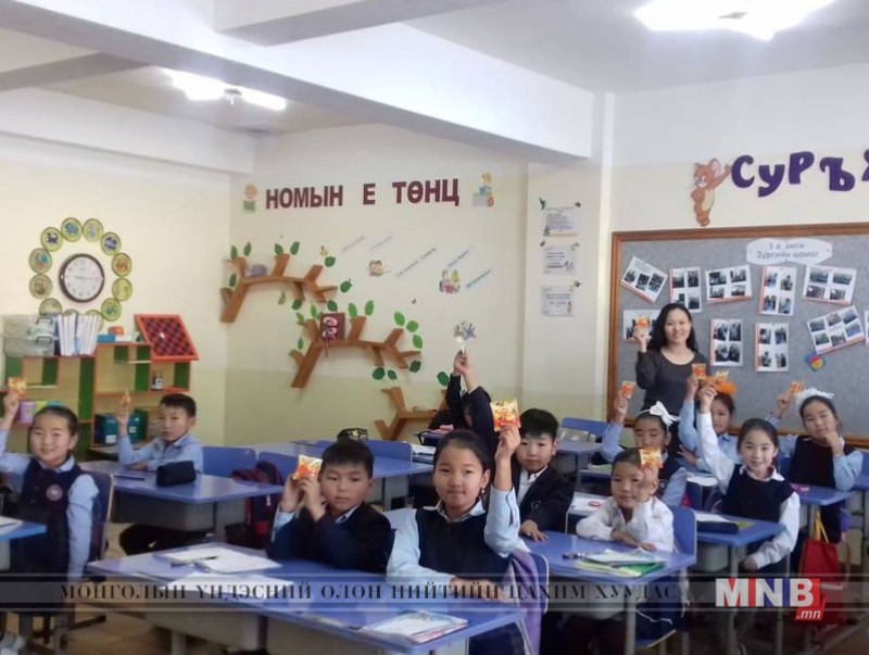 Сурагчдад мэдлэг, зөвлөгөө өгөв