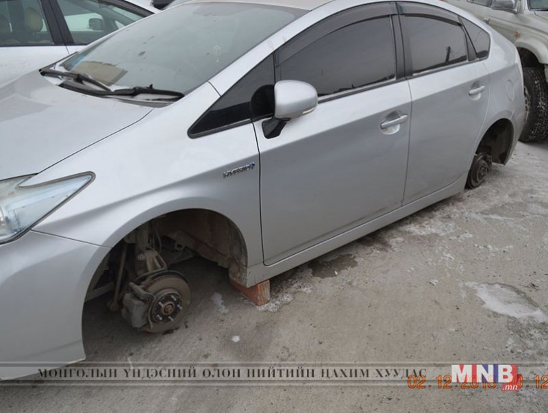 Автомашины өвлийн дугуй бүлэглэн хулгайлж, фэйсбүүкээр худалдаалж байжээ
