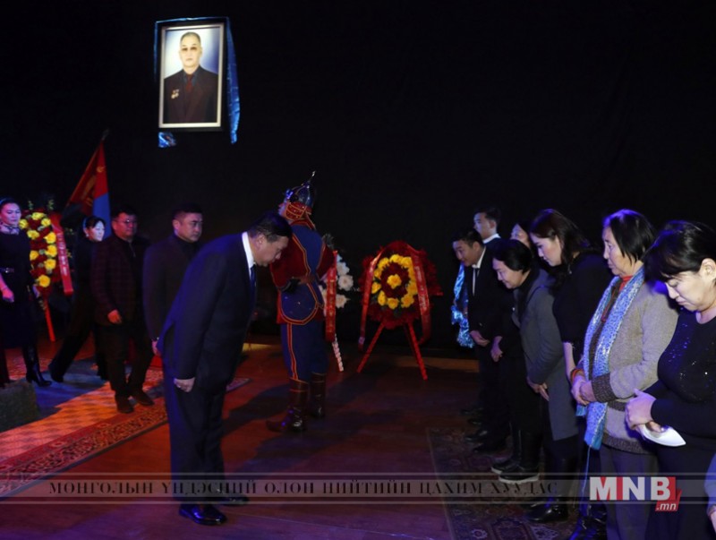 УИХ-ын дарга М.Энхболд Ардын уран зохиолч Шаравын Сүрэнжав агсантай салах ёс гүйцэтгэх үйл ажиллагаанд оролцож, эмгэнэл илэрхийллээ