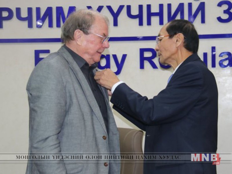 Хелмүт Хелбигтэд Эрчим хүчний зохицуулах хорооны "Хүндэт тэмдэг” гардууллаа
