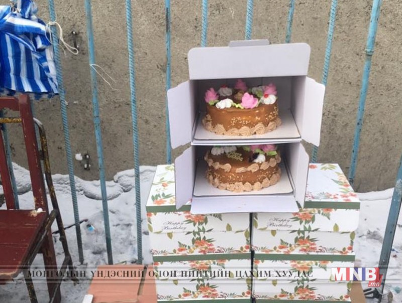 Үйлдвэрлэсэн он сар, хадгалах нөхцөл бичигдээгүй бялууг ил задгай, хөлдөөсөн байдлаар зарж байжээ