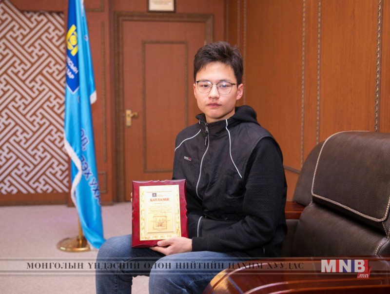 Олон улсын олимпиадад өндөр амжилт гаргасан сурагчдыг анх удаа мөнгөн шагналаар урамшууллаа