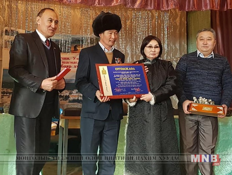 Улсын аварга малчин, тариаланч, алтан төлийн эздийн шагналыг гардууллаа