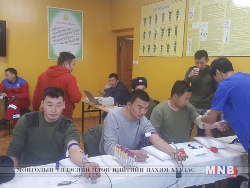 Алба хаагчид цусаа хандивлав