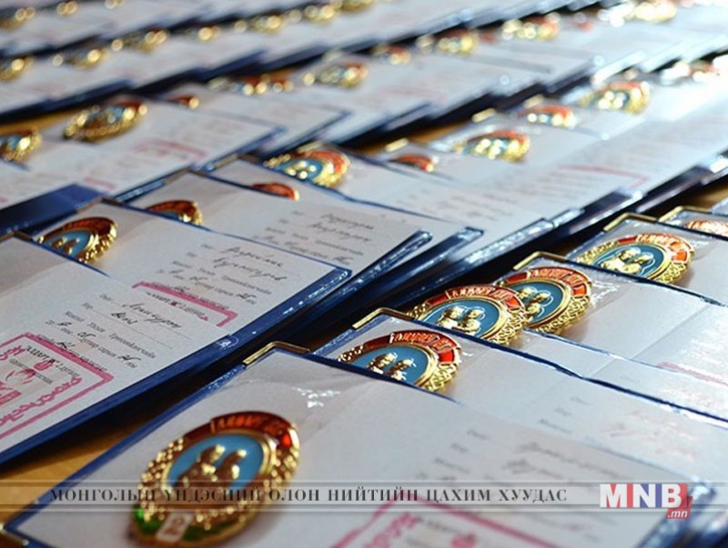 Алдарт эхийн одон авах эхчүүд дараах материалыг бүрдүүлнэ