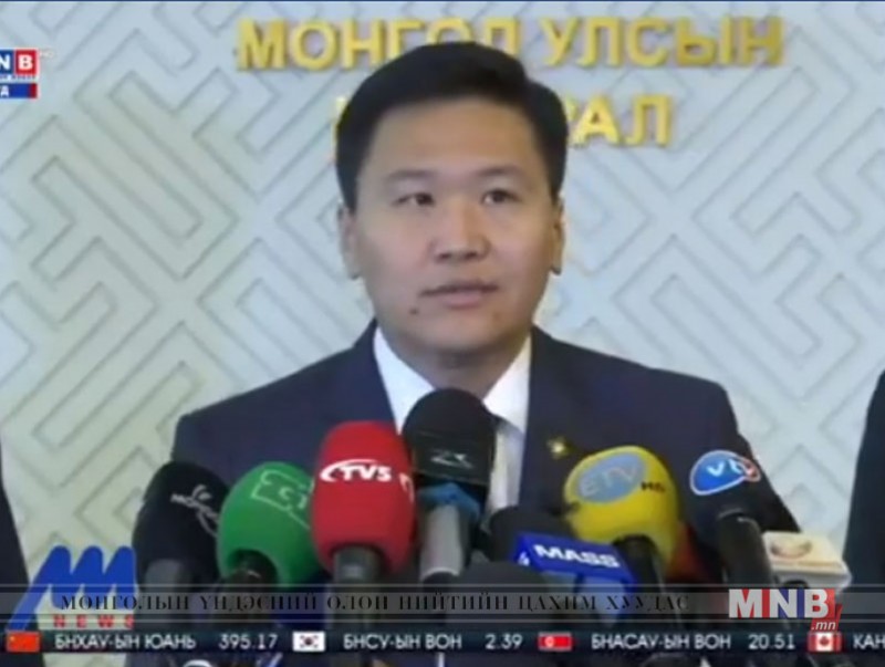 Төрийн ордонд УИХ-ын гишүүд цаг үеийн асуудлаар мэдээлэл хийж байна