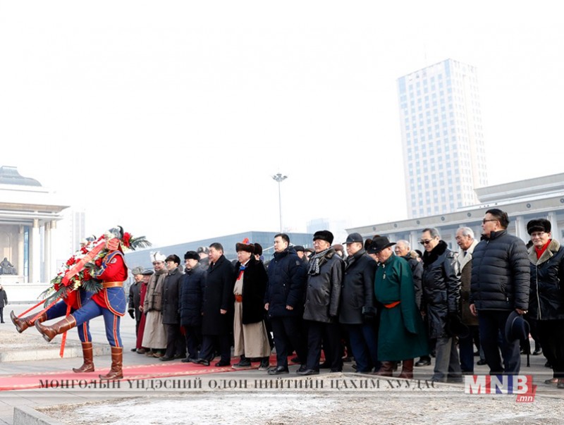 Д.Сүхбаатарын хөшөөнд цэцэг өргөж, Их эзэн Чингис хааны хөшөөнд хүндэтгэл үзүүлэв