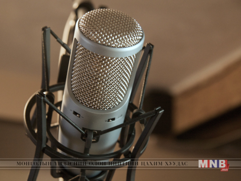 Сэнсгэр сайварын салхин дор