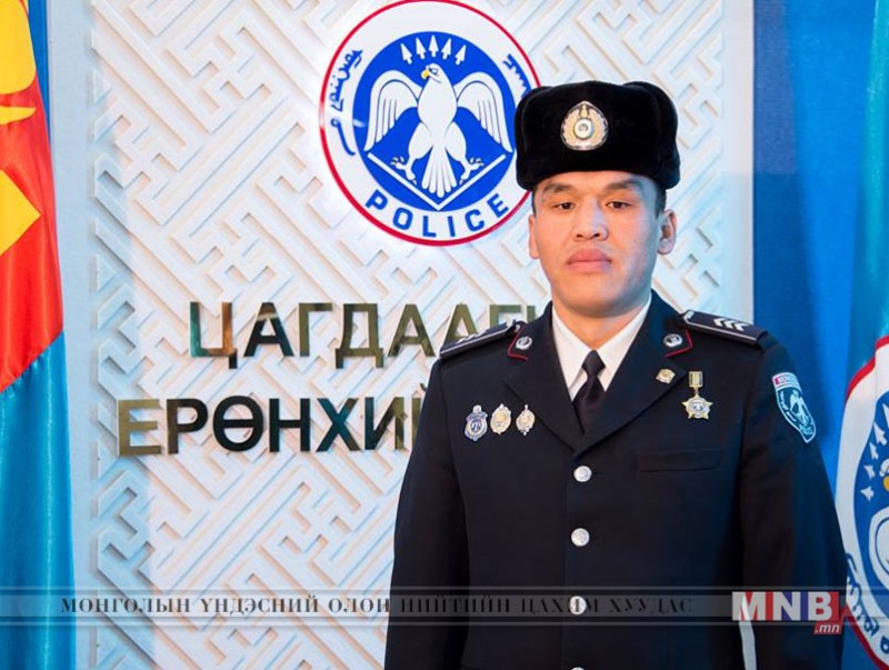 Цагдаагийн алба хаагч жирэмсэн эмэгтэйн амийг аварчээ