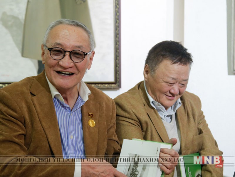 “Бөмбөгөр ногоон театр” гэрэл зурагт мөнхрөнө