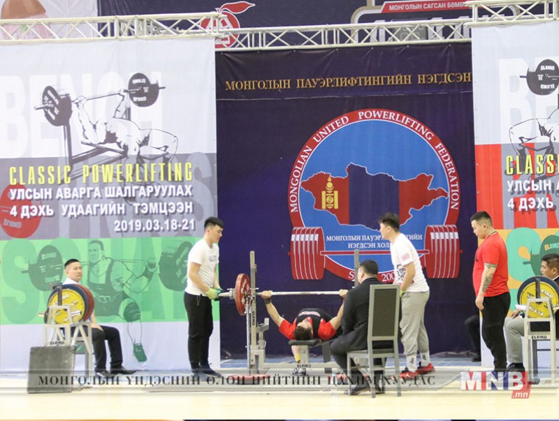 Классик пауэрлифтингийн УАШТ хоёр дахь өдрөө үргэлжилж байна
