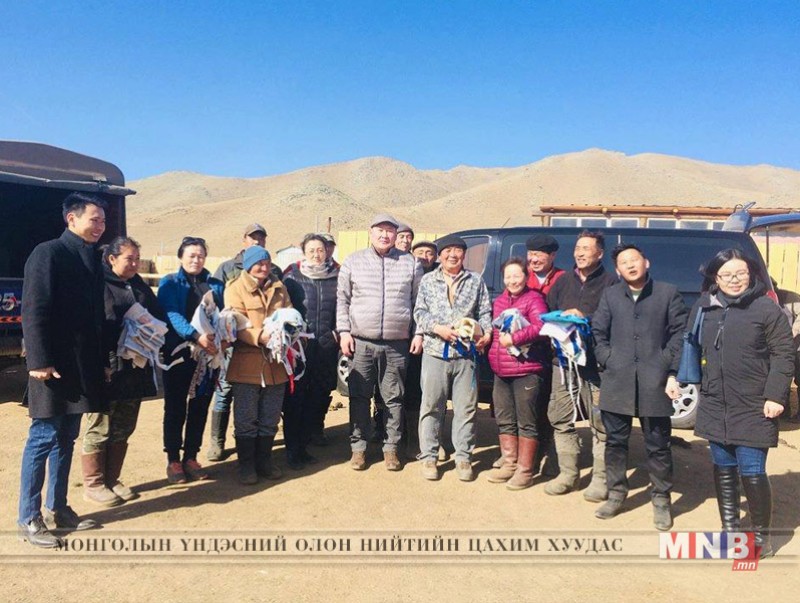 Малтай иргэдэд оюутнууд 200 ширхэг нэмнээ өглөө