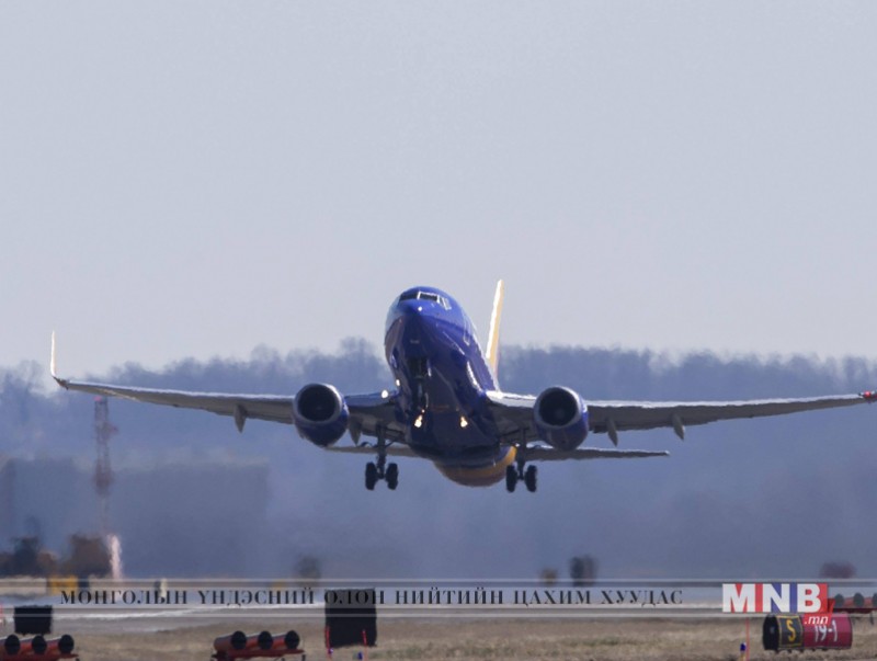 Боинг 737 макс загварын онгоц ослын буулт хийжээ