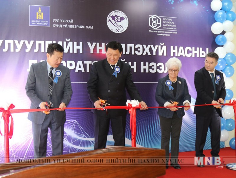 Анхны чулуулгийн үнэмлэхүй нас тодорхойлох тоног төхөөрөмжийг Геологийн төв лаборатори ТӨҮГ-т хүлээлгэн өглөө