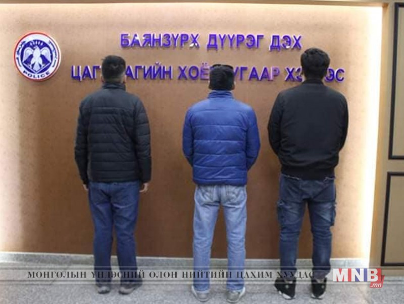 Цагдаагийн алба хаагчийн хуурамч үнэмлэх ашиглан залилдаг этгээдүүдийг саатуулан шалгаж байна
