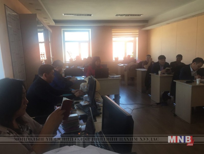 Ажилтны хөдөлмөрийн дэвтэр, нийгмийн даатгалын дэвтэрт үзлэг шалгалт хийж байна