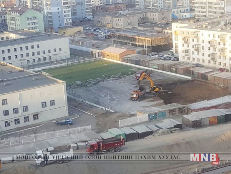 Хөл бөмбөгийн талбайн хиймэл зүлгийг хуулж барилгын ажил эхлүүлээд байна