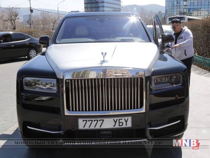 Монгол Улсын гавьяат тамирчин С.Төгсцогт хуурай ахдаа “Rolls Royce Cullinan” маркийн авто машин бэлэглэжээ