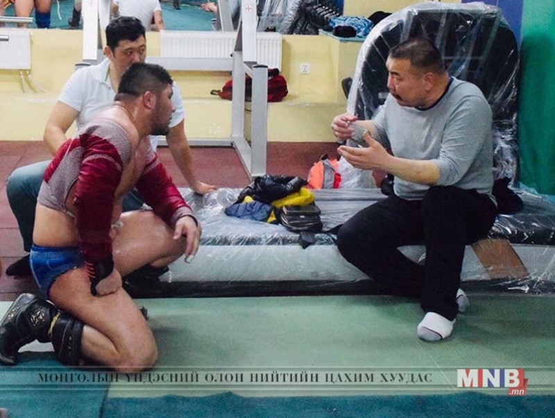 Монгол Улсын заан О.Одгэрэл "Өлгийн хүчтэн" дэвжээний бөхчүүдийг дасгалжуулна