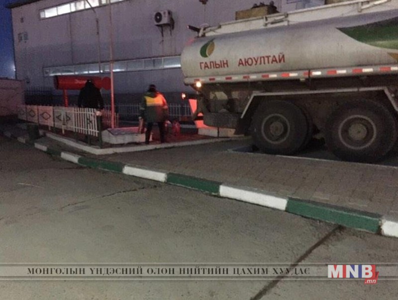 Шатахуун буулгаж орлого авах үедээ шатахуун асгасан зөрчил илрүүллээ