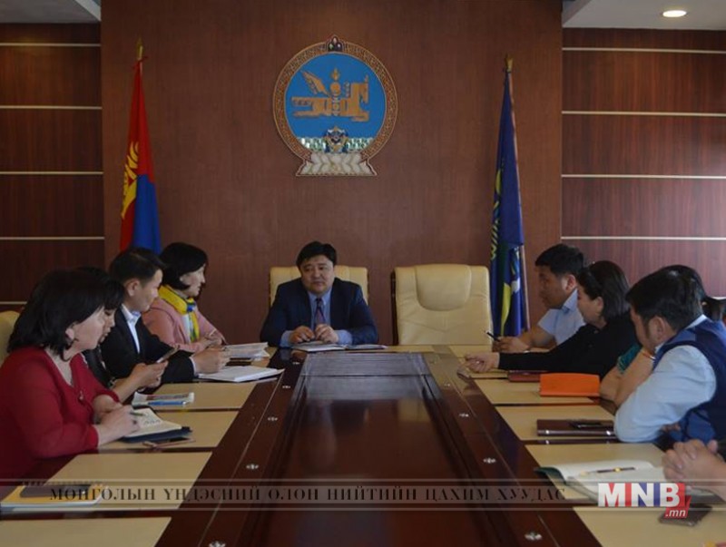 Мөнгө хураасан багшийг ажлаас халах хүртэл арга хэмжээ авна