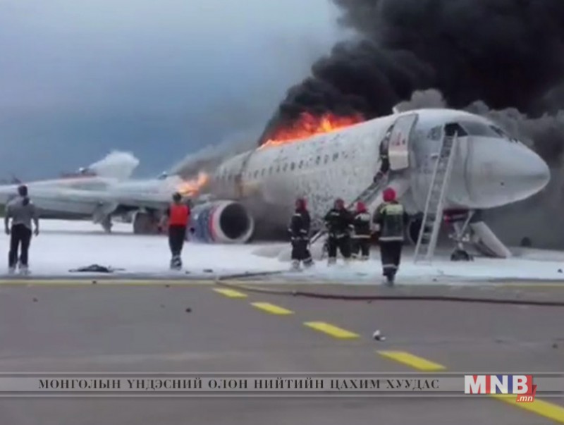 Москвагаас Мурманск руу нисэх гэж байсан онгоц ослын буулт хийх үеэрээ шатжээ