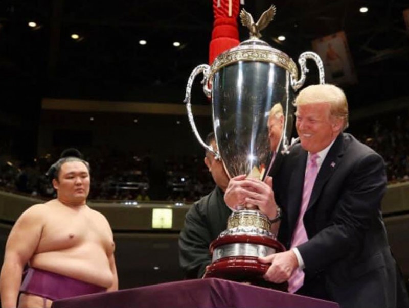 АНУ-ын Ерөнхийлөгч Д.Трампад зориулж сүмогийн ордонд түүхэнд байгаагүй сандал хүртэл засчээ