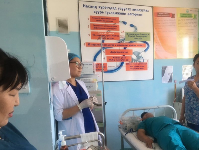 Эмч, эмнэлгийн мэргэжилтнүүд яаралтай тусламжийн үед ажиллах ур чадвараа ахиуллаа