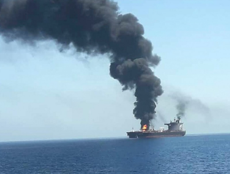 Нефть тээвэрлэгч хоёр хөлөг онгоц дэлбэрчээ