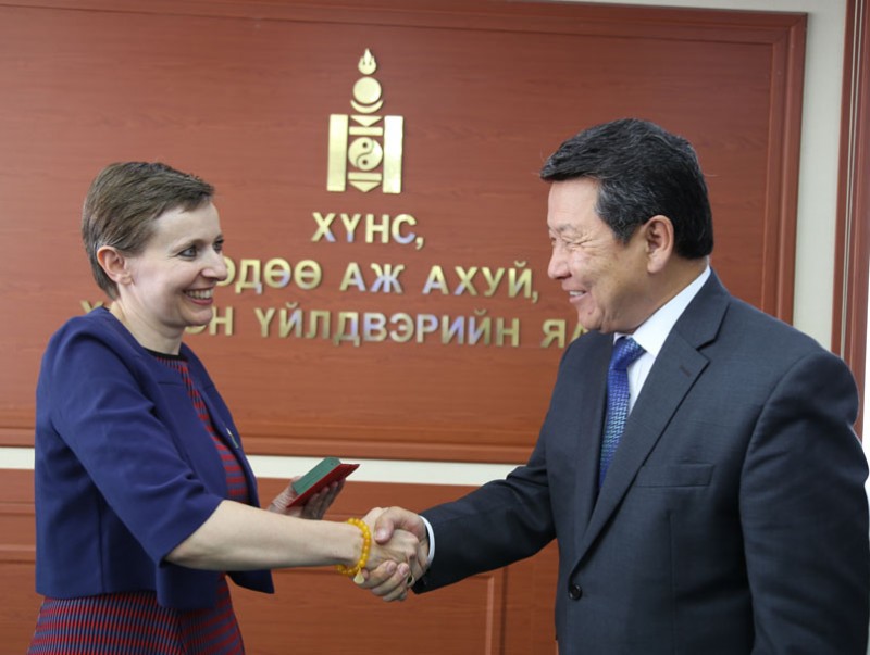Габриелла Спирлиг Хөдөө аж ахуй, хүнсний үйлдвэрийн тэргүүний ажилтан тэмдгээр шагналаа