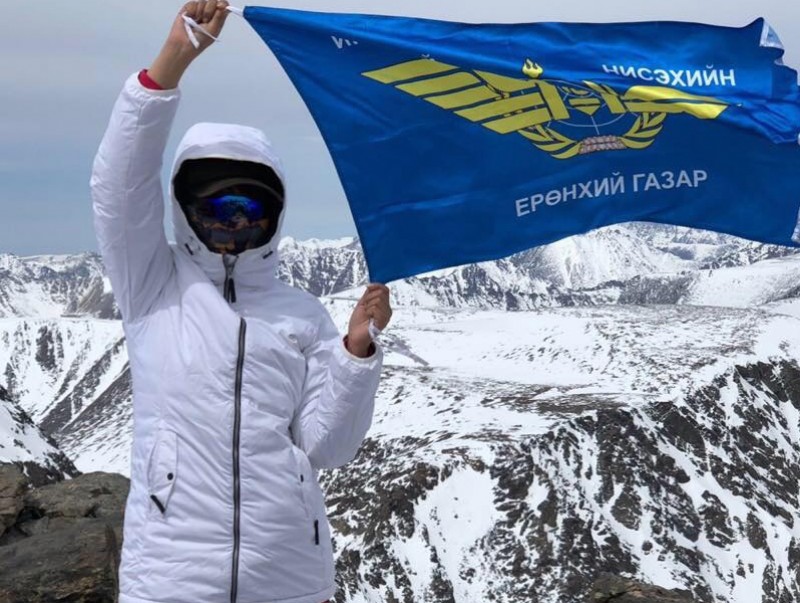 Мөнххайрханы оргилуудад байгууллагын тугаа цэнгүүлжээ