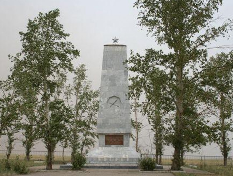 Ерэн баатрын хөшөө