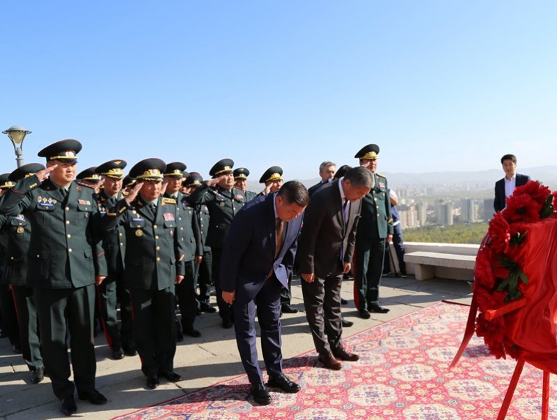 БНМАУ-ын Гарамгай баатар Л.Дандар болон Зайсан дахь Зөвлөлтийн дайчдын хөшөөнд цэцэг өргөлөө