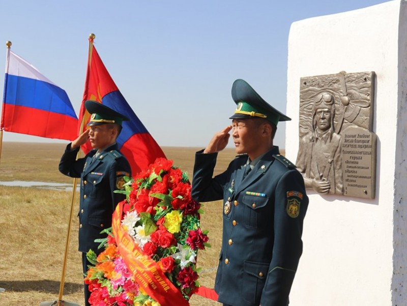 Зөвлөлтийн нисгэгчдийн дурсгалын самбар, гэрэлт хөшөөг нээлээ