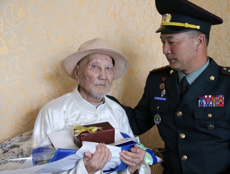 102 настай ахмад дайчин Ш.Багаажавт хүндэтгэл үзүүллээ