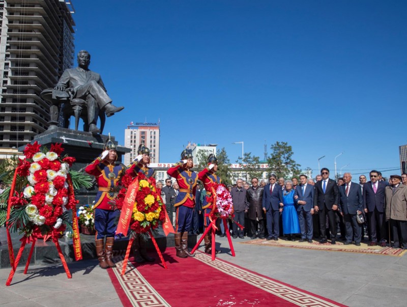 Маршал Ю.Цэдэнбалын хөшөөнд цэцэг өргөж хүндэтгэл үзүүлэв