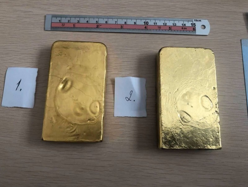 Хилээр 2.7 килограмм алт нэвтрүүлэхийг завджээ