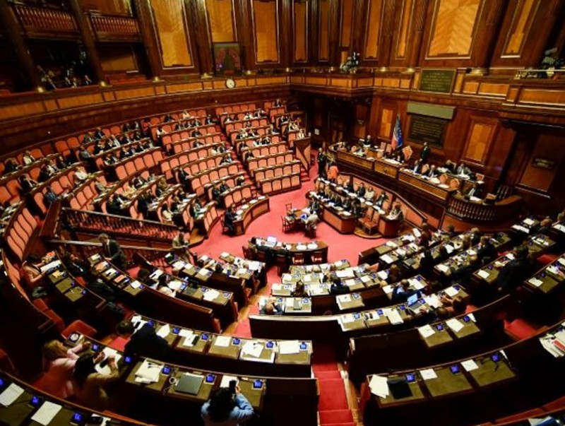 Итали улс парламентын гишүүдийн тоог эрс цөөрүүлснээр 1 тэрбум еврог хэмнэнэ